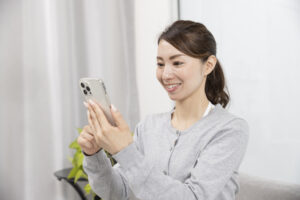 エクセレントジムの体験トレーニングを申し込もうとしている30代以降の女性