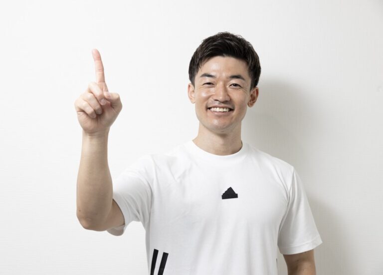 初めての方に向けて、無料カウンセリングの案内をするパーソナルトレーナー