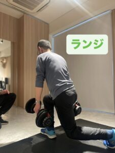 60代の男性がマンツーマン指導で、安全に配慮しながらランジに取り組んでいる様子