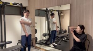 30代以降の女性がパーソナルトレーニング中にしている様子。