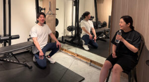 30代以降の女性がパーソナルトレーニング中に会話している様子。