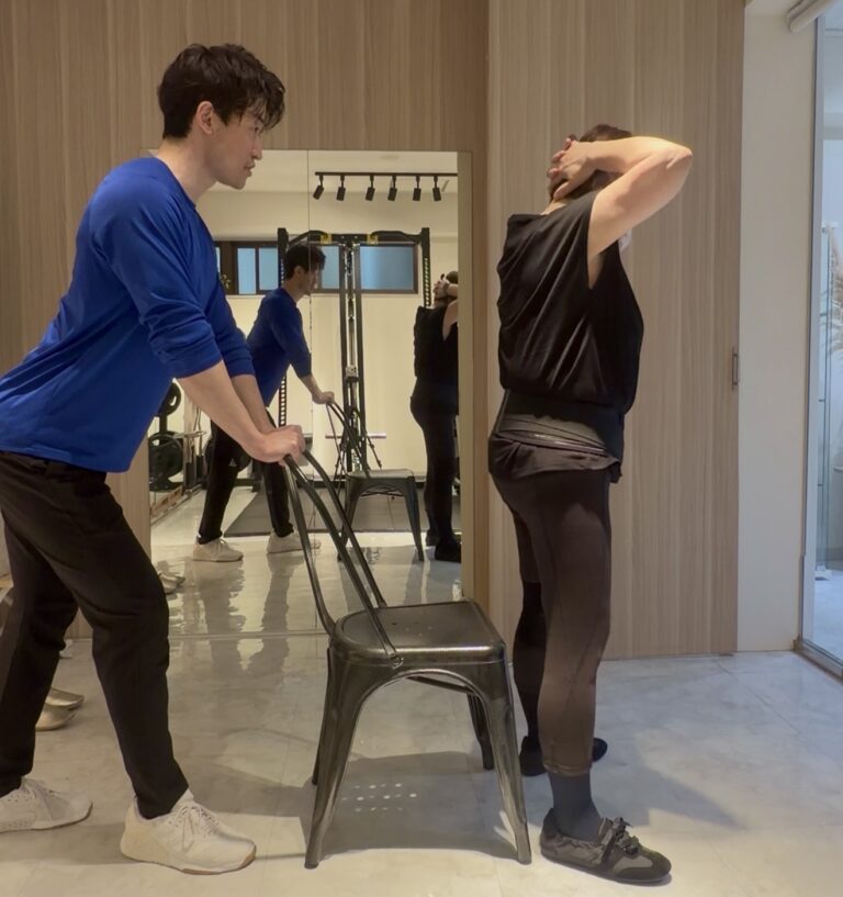 シニアコースで椅子を使ったトレーニングを行う様子