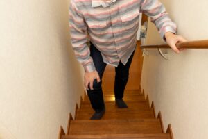 階段が辛いシニア