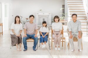 家族と良い姿勢で座るシニア