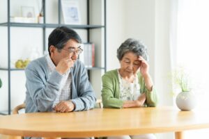 悩むシニア