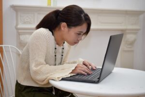 猫背の女性