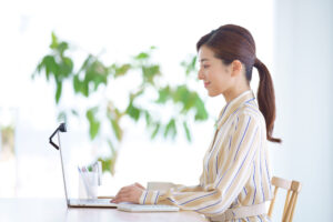 姿勢の良い女性
