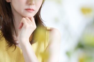 気分が落ち込む女性