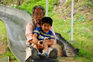 孫と遊ぶシニア