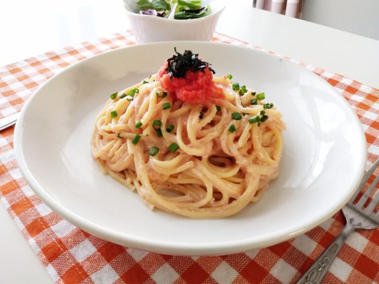 シニアが食事を楽しむ様子をイメージしたパスタ料理