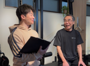シニア専門パーソナルジムでカウンセリングを行う様子
