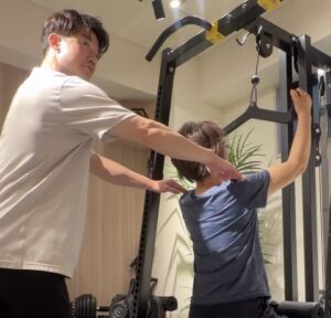 シニア専門パーソナルジムで背中のトレーニングをサポートする様子
