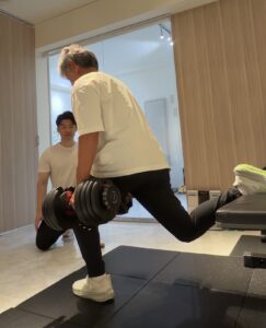 シニアコース　脚を鍛えるお客様の様子