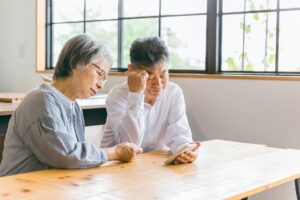 悩むシニア