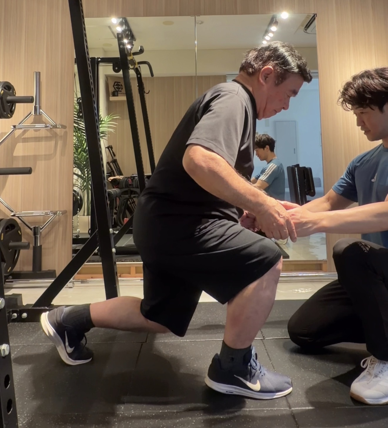 シニア専門パーソナルジムでで立ち上がり動作をサポートするトレーニングの様子
