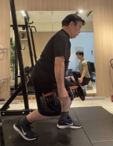 シニア専門パーソナルジムで、ダンベルを持ってトレーニングをする様子